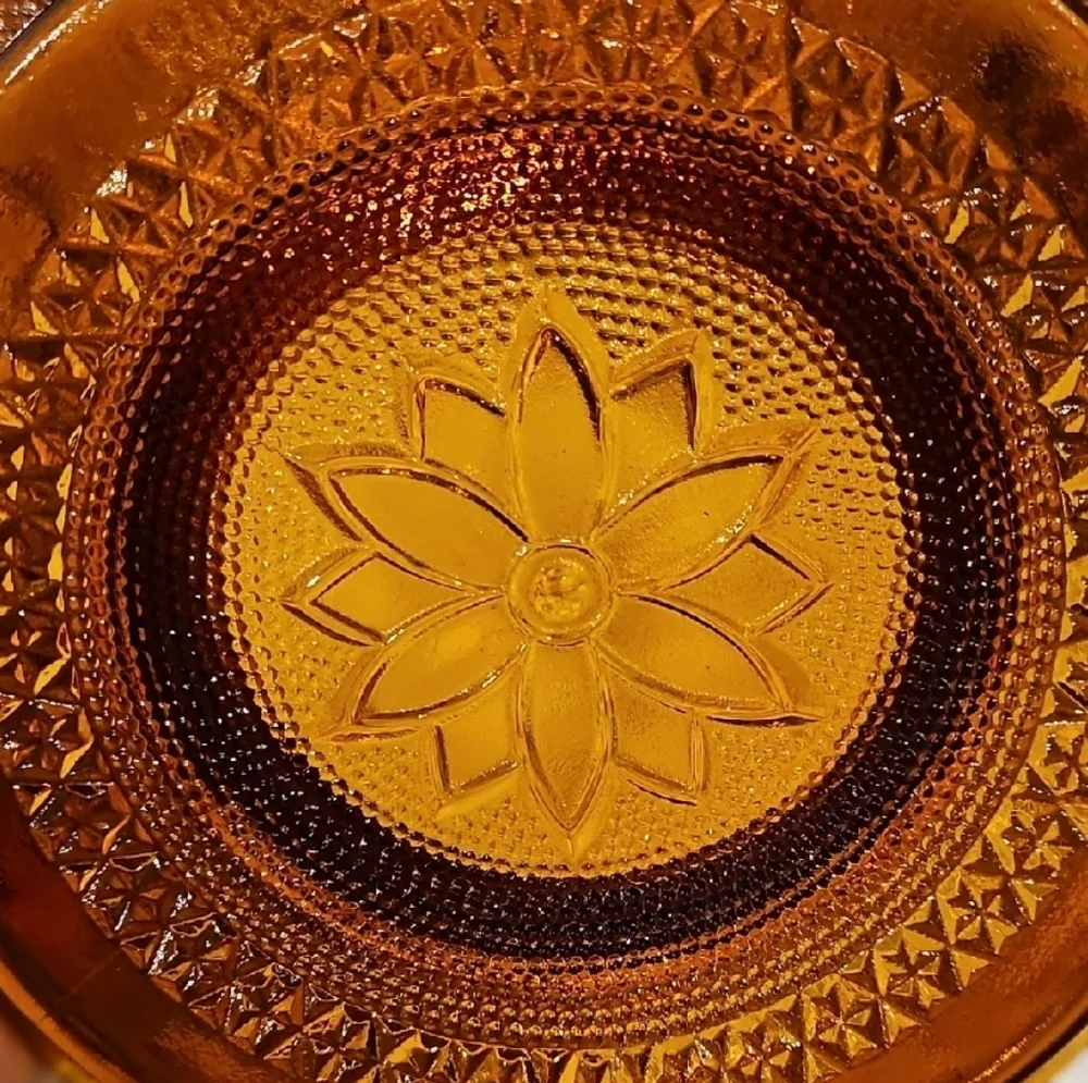 VTG Tiara Indiana Glass Amber Daisy Scroll Pattern Basket Large, UV Reactive